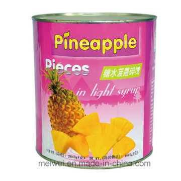 Morceaux d&#39;ananas en conserve de fruits en sirop léger